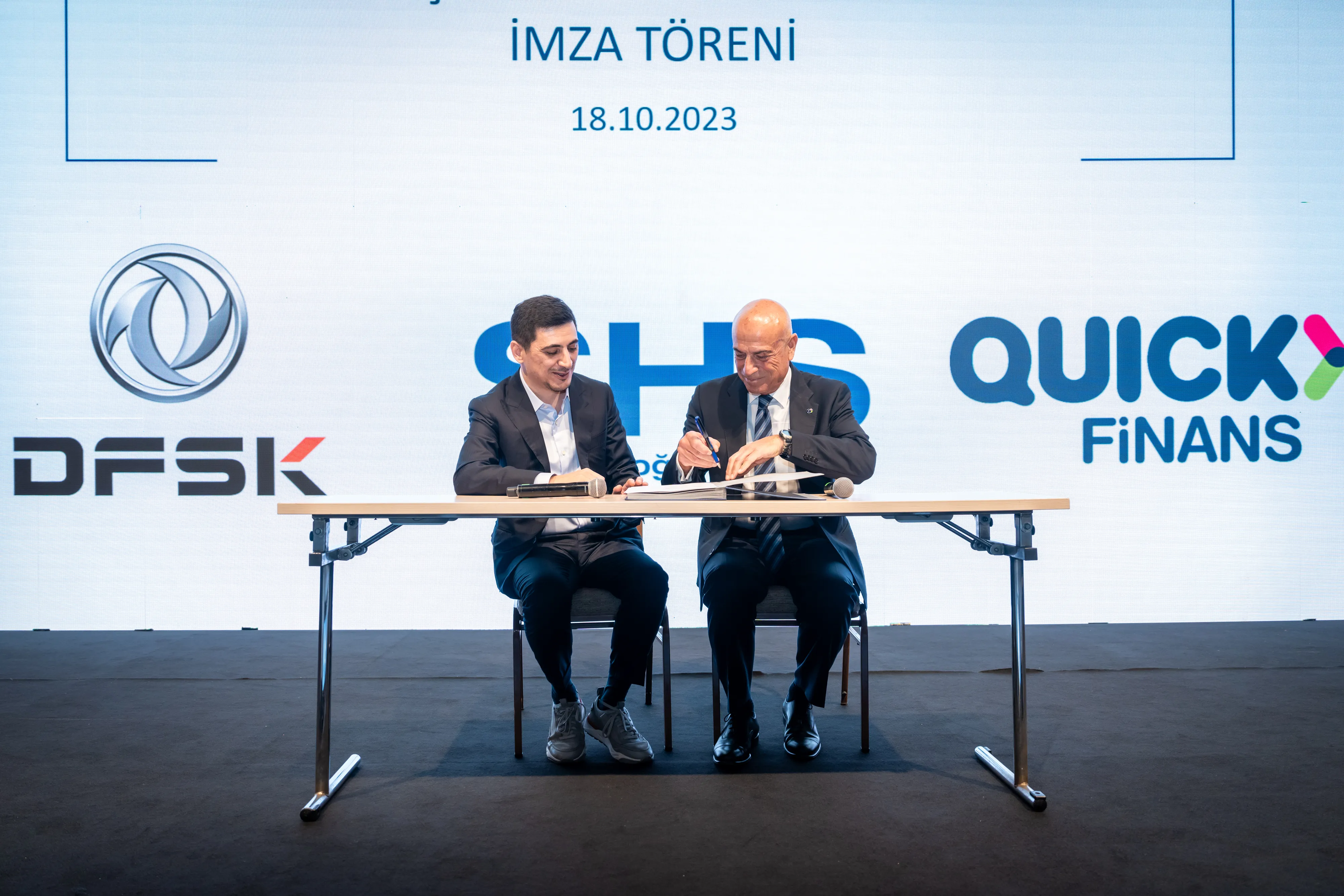 Quick Finans Genel Müdürü Nihat Karadağ ve Borusan Araç İhale Genel Müdürü İlker Baydar imza töreninde